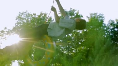 Çocuk tekerlek üzerinde uçuyor