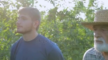 Dede ve torunu tarımda nişanlandık. Bahçeleri nesilden nesile aktarılır. Yeni ürün bir daha gözden geçirme