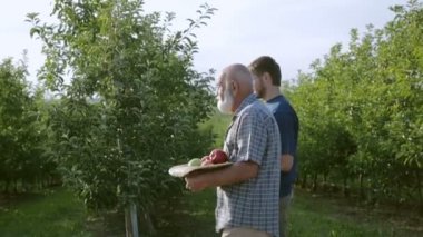 İki bahçıvan Bahçe için git