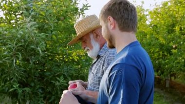 Orchard için güzel erkeklerle. Aile şirketi nesilden nesile