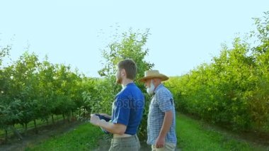 Mutlu bahçıvanlar hasat hasat ayı