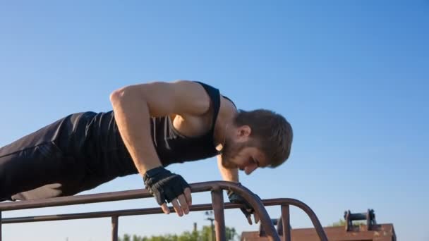 Joven atleta sexy entrena al aire libre. Fatiga después del entrenamiento — Vídeos de Stock