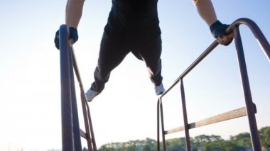Güçlü adam yapma triceps Güz parkta paralel Bar.