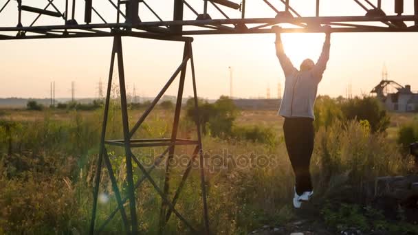 Atlet egzersiz seviyor. Herhangi bir yerde yapılabilir bir egzersiz parçası olarak pull-up. — Stok video