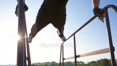 Kaslı adam sokakta onun egzersiz sırasında. Doğu güneşin triceps eğitim