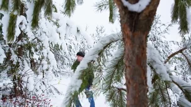 Een man gaat met een kroon van Kerstmis. Kersttradities — Stockvideo