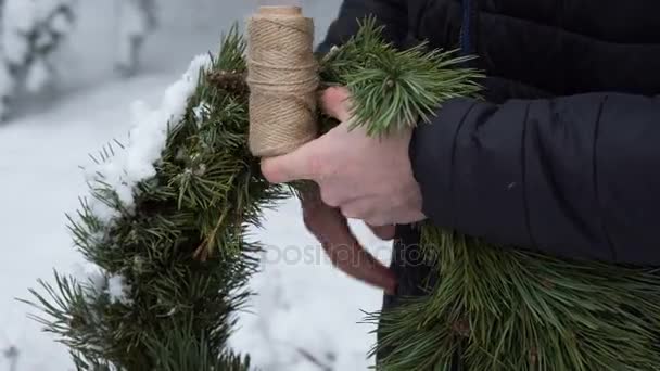 De man verbindt de conifer decor. Close-up — Stockvideo