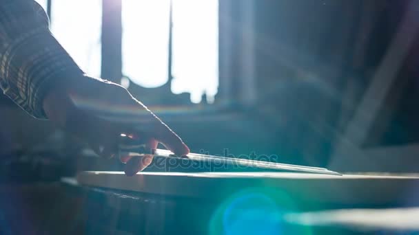 El carpintero marca la pieza de trabajo con una esquina y un lápiz. Silueta de manos y sol — Vídeos de Stock