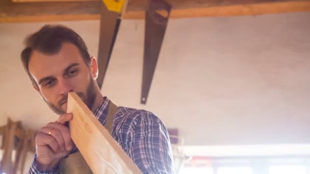 Carpintero haciendo su trabajo en taller de carpintería. — Vídeos de Stock