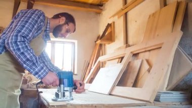 Bir önlük ve koruyucu gözlük takan genç bir adam bir miller kurumsal çalışır.