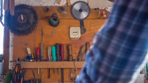 A carpenter egy régi bitjét használja. Régi bit az állvány állni a falon. — Stock videók