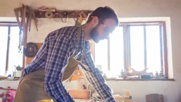 Carpenter using rasp in the carpentry. RAW video record. — Stock Video