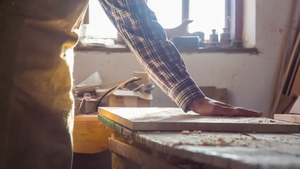 La tavola di legno è ricoperta di trucioli e polvere dopo la lavorazione. Attività di lavorazione del legno — Video Stock