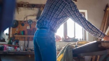 İşyerinde başarılı genç marangoz