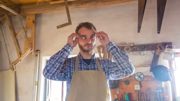 Ο ξυλουργός φορώντας γυαλιά ασφάλειας στο στούντιο — Αρχείο Βίντεο