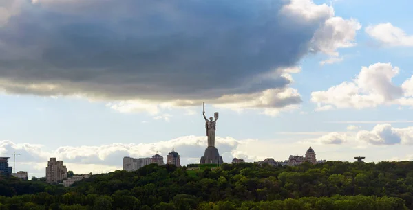 Sep, 2013: Skulpturen "Motherland" i Kiev. I bakgrunnen er – stockfoto