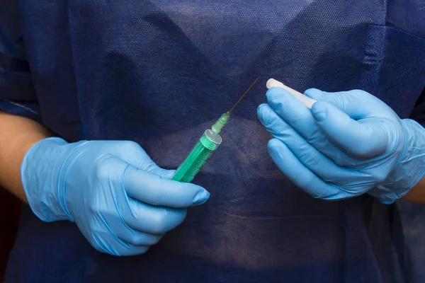 Krankenschwester mit Spritze — Stockfoto