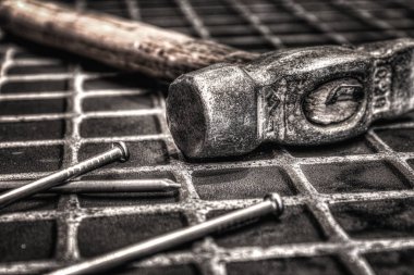 Çekiç ve çivi beyaz bir görüntü