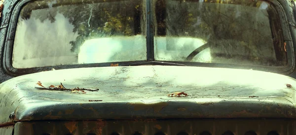 Gammal rostig militär bil strålkastare närbild, huven på den gamla lastbilen närbild — Stockfoto