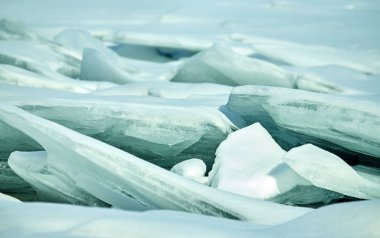 Buzdaki kalın buz parçaları kışın eriyip buzdaki su birikintileriyle kapanır.