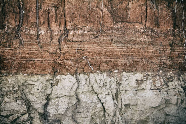 Pared rocosa roja natural agrietada con superficie escarpada roja —  Fotos de Stock