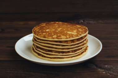 Kahvaltı için plaka üzerinde lezzetli krep yığını 