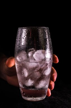 Su ve buz ile cam tutan el