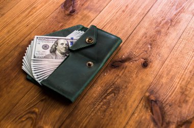 Birikimi. Bir sürü dolar yeşil çanta