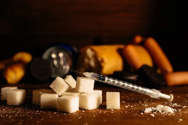 Болезнь - сахарный диабет. Сахар, шприц для инъекций, вредная пища — стоковое фото