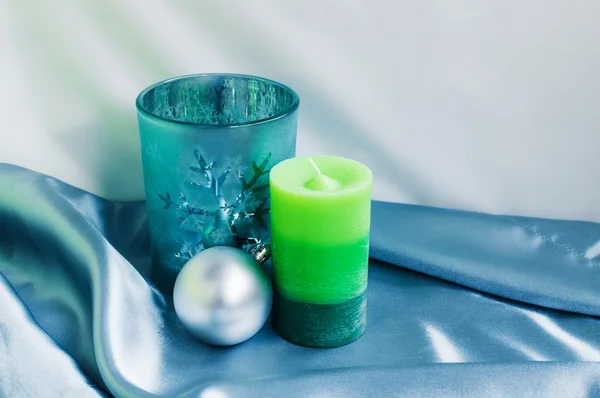 Decoração para Ano Novo e Natal. Vela e bolas de xmas — Fotografia de Stock