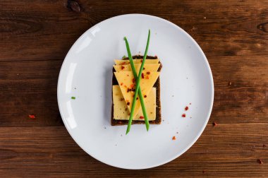 Smorrebrod - balık, ringa balığı, peynir ile Danimarka açık sandviç