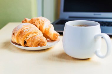 Çalışma zamanı, kruvasan ile kahve molası 