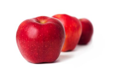 Beyaz arka plan üzerinde sağlıklı taze kırmızı elma