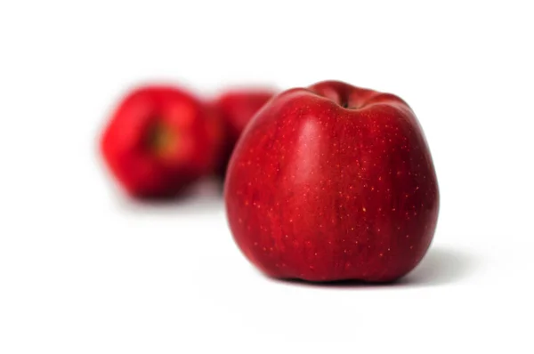 Pomme rouge fraîche saine sur fond blanc — Photo