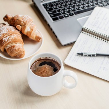 Çalışma zamanı, kruvasan ile kahve molası 