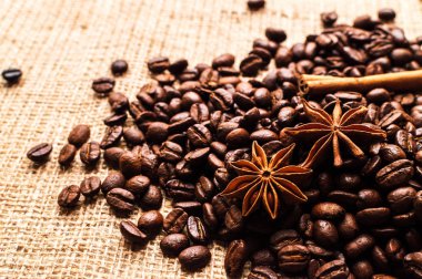 Kahve çekirdekleri ve çul arka planda badian