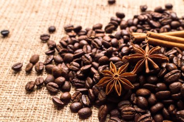 Kahve çekirdekleri ve çul arka planda badian