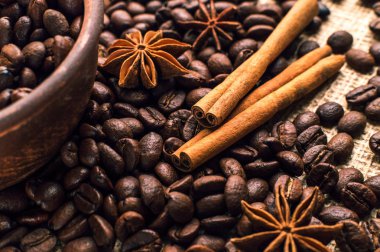 Kahvenin içine tarçın ve anason ile kase