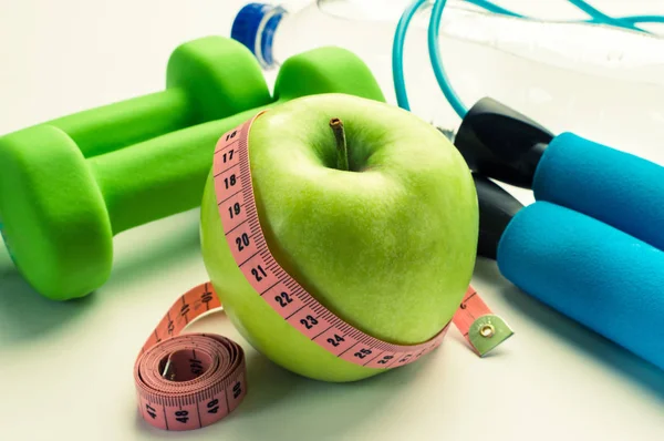 Koncepcja fitness - apple z hantlami, pomiaru taśmy i stetoskop — Zdjęcie stockowe