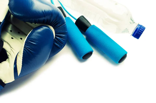 Koncepcja fitness - rękawice bokserskie z skakanka — Zdjęcie stockowe