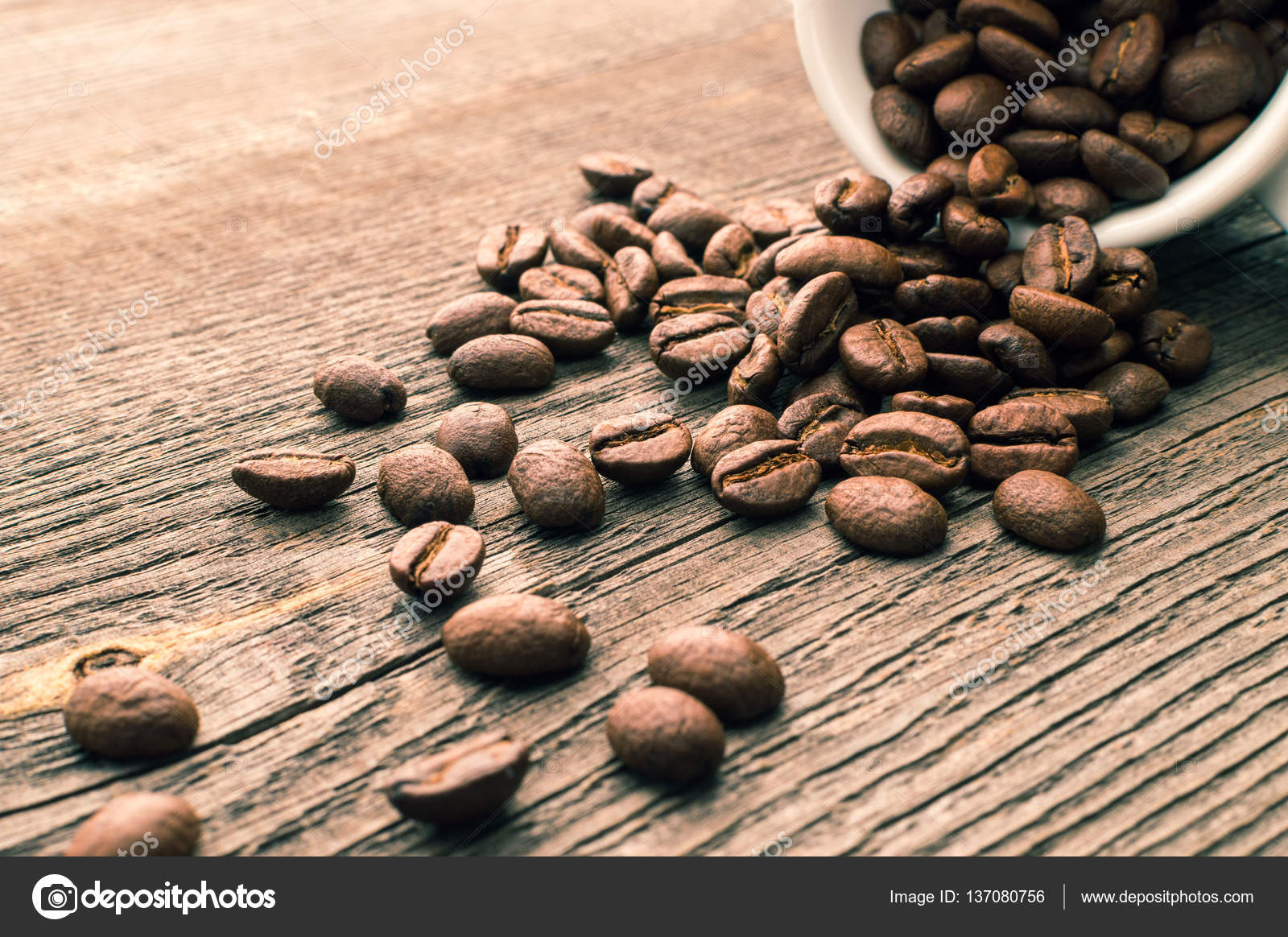 Taza de café en la mesa de madera — Fotos de Stock © MasAnyanka #137080756
