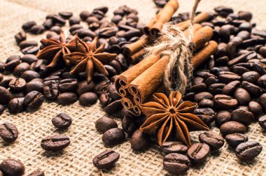 Kahve çekirdekleri ile tarçın ve anason Sim Tarih