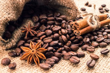 Kahve çekirdekleri ile tarçın ve anason Sim Tarih