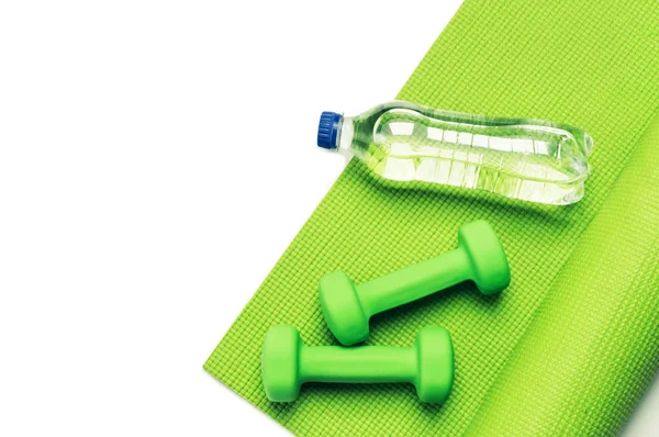 Fitness kavramı - yeşil yoga mat ve halter