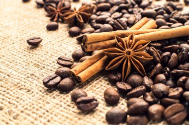 Kahve çekirdekleri ile tarçın ve anason Sim Tarih