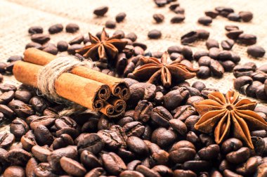 Kahve çekirdekleri ile tarçın ve anason Sim Tarih