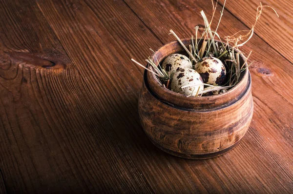 Uova di quaglia in una ciotola di legno sul tavolo — Foto Stock