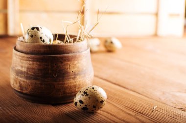 Bıldırcın yumurtası masada ahşap bir kasede