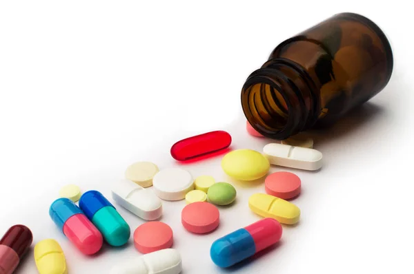 Аптека. Багато кольорових таблеток і банок — стокове фото