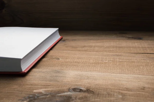 Otwórz książkę na drewnianym stole. Biała strona — Zdjęcie stockowe